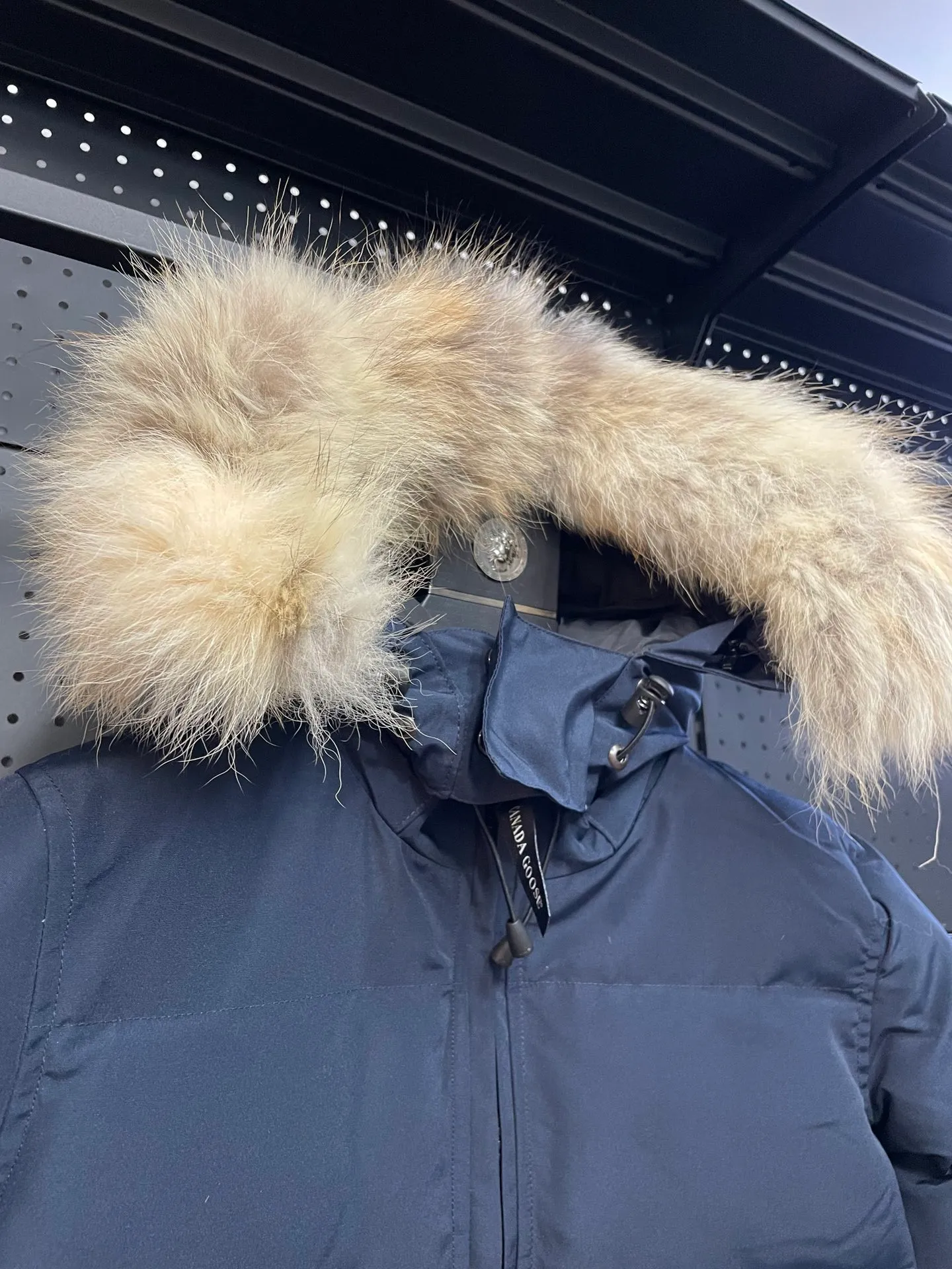 P880 Navy Blue Canadian CANADA GOOES 04 Style/Women's Style. Canada Goose is the Rolls-Royce of down jackets. Both Arctic and Antarctic scientific expedition teams and others choose Canada Goose as their cold-proof equipment.  ➖ Industry-leading anti-counterfeiting chip sensing.  ➖ Imported Behringer embroidery machines and customized embroidery labels, the highest level and industry leading.  ➖ Imported Korean 21-count polyester-cotton blended original fabric, TC85 waterproof coated fabric, water-repellent, windproof and wear-resistant.  ➖ The new national standard 80 white duck down is filled with an average of 520 grams of down. The amount of down filled is industry-leading.  ➖ 100% nylon lining with double double-layer sealing design to prevent velvet running, and seamless thread design on the cuffs!  ➖ Western Canadian Green Wolf Collar.  ➖ Yoshida YKK provides original factory-customized electroplated sliders. YKK two-way lockable zippers are tight and smooth and do not peel off paint.  ➖ 3M composite Velcro is durable and the accessories and hardware are all custom-made. Only for the purest goose, the most dedicated, the most professional, the highest quality, the highest cost performance!    SIZE:XS-XXL